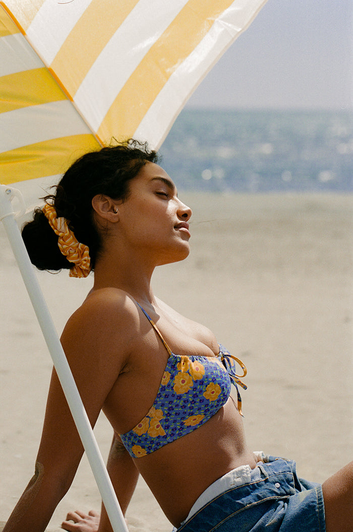 fr:Shahed porte une taille 36, en:Shahed wears a size 36, de:Shahed trägt Größe 36