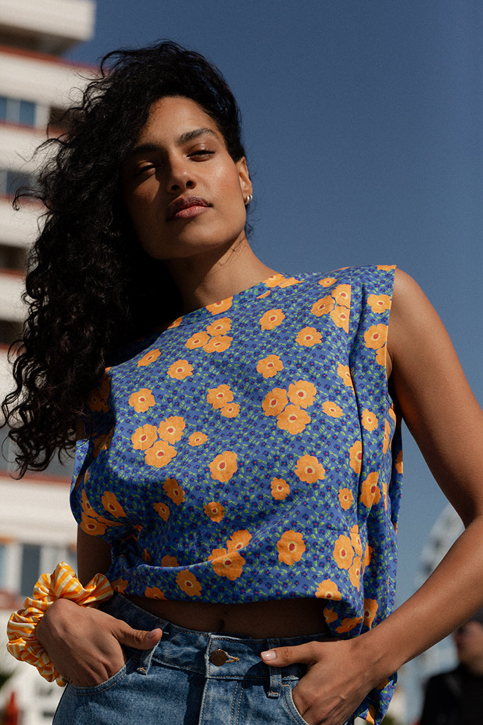 fr:Shahed porte une taille S, en:Shahed wears a size S, de:Shahed trägt Größe S