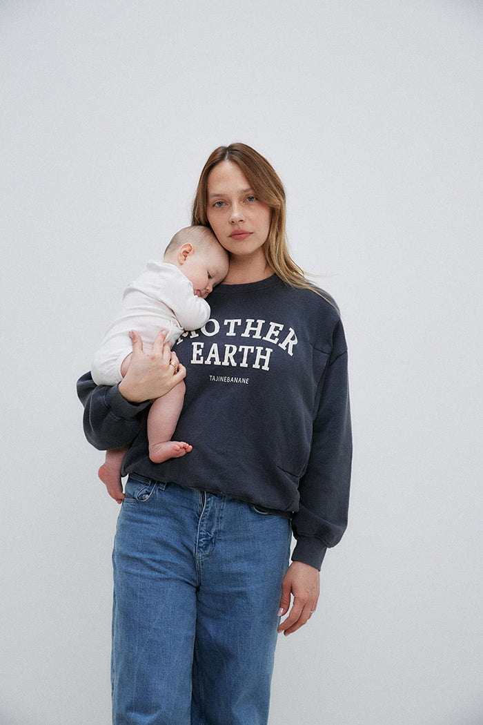 fr: Claudia porte une taille M, en: Claudia wears a size M, de: Claudia trägt Größe M