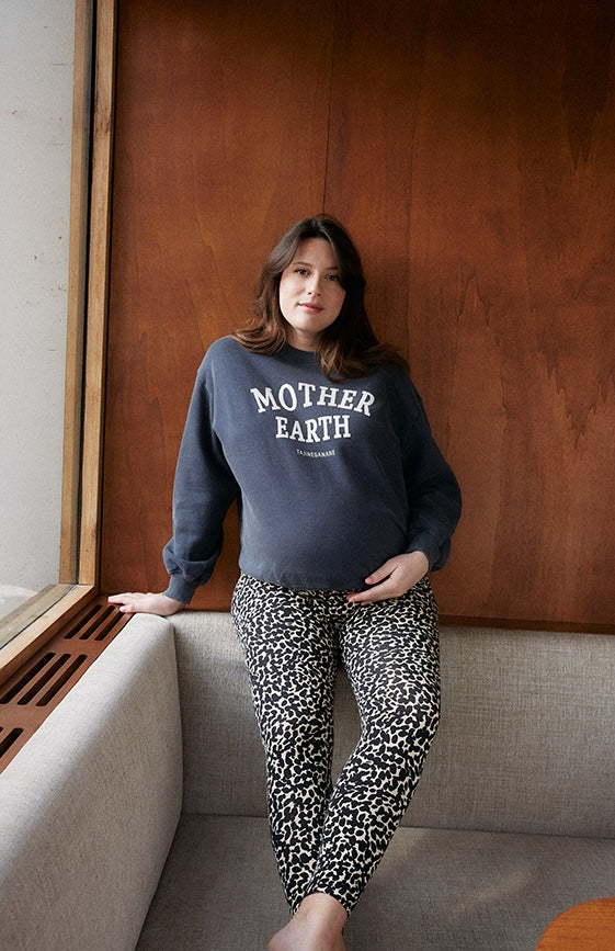 fr: Livia porte une taille M, en: Livia wears a size M, de: Livia trägt Größe M