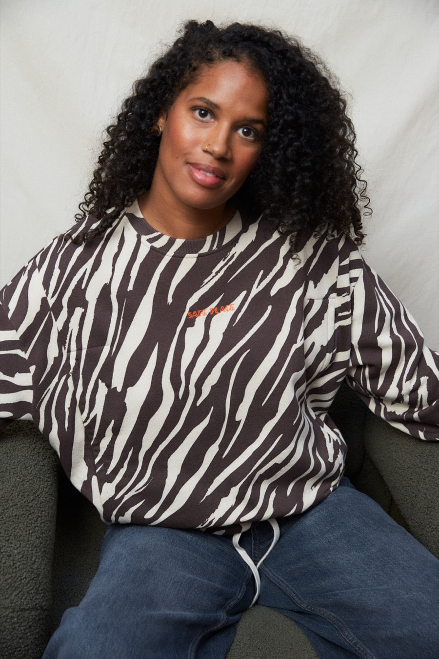 fr:Gennifer mesure 1m73 et porte une taille M, en:Gennifer is 1m73 and wears a size M, de:Gennifer ist 1m73 und trägt Größe M