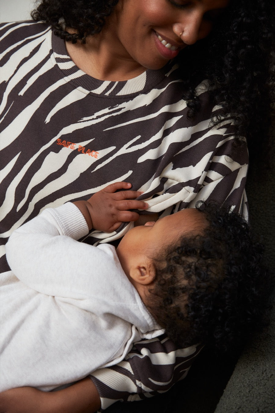 fr:Gennifer mesure 1m73 et porte une taille M, en:Gennifer is 1m73 and wears a size M, de:Gennifer ist 1m73 und trägt Größe M