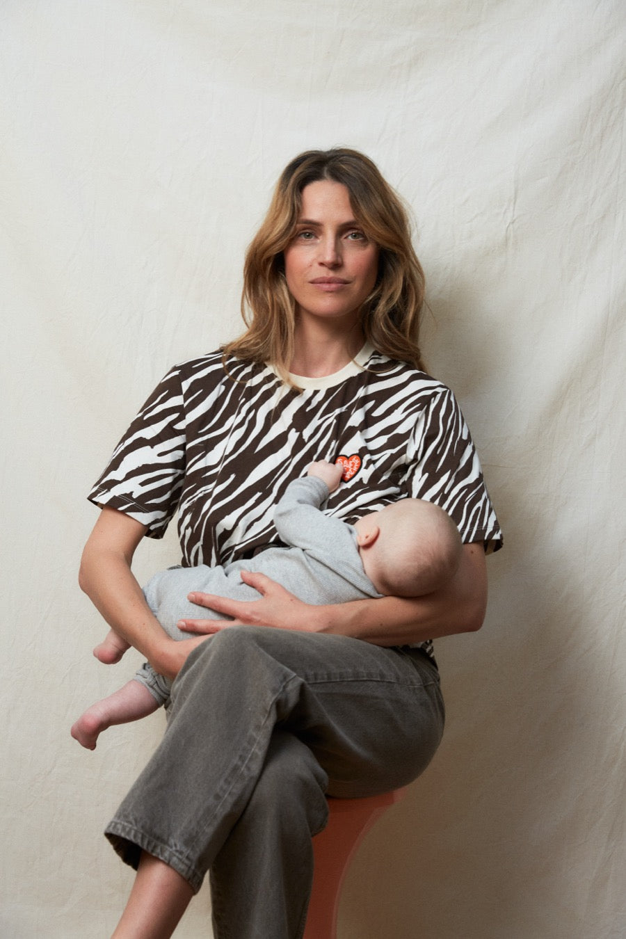 fr:Romaine mesure 1m71 et porte une taille S, en:Romaine is 1m71 and wears a size S, de:Romaine ist 1m71 und trägt Größe S