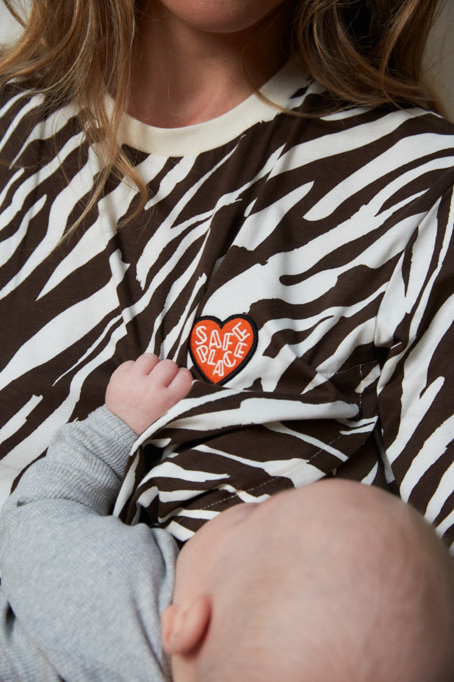 fr:Romaine mesure 1m71 et porte une taille S, en:Romaine is 1m71 and wears a size S, de:Romaine ist 1m71 und trägt Größe S