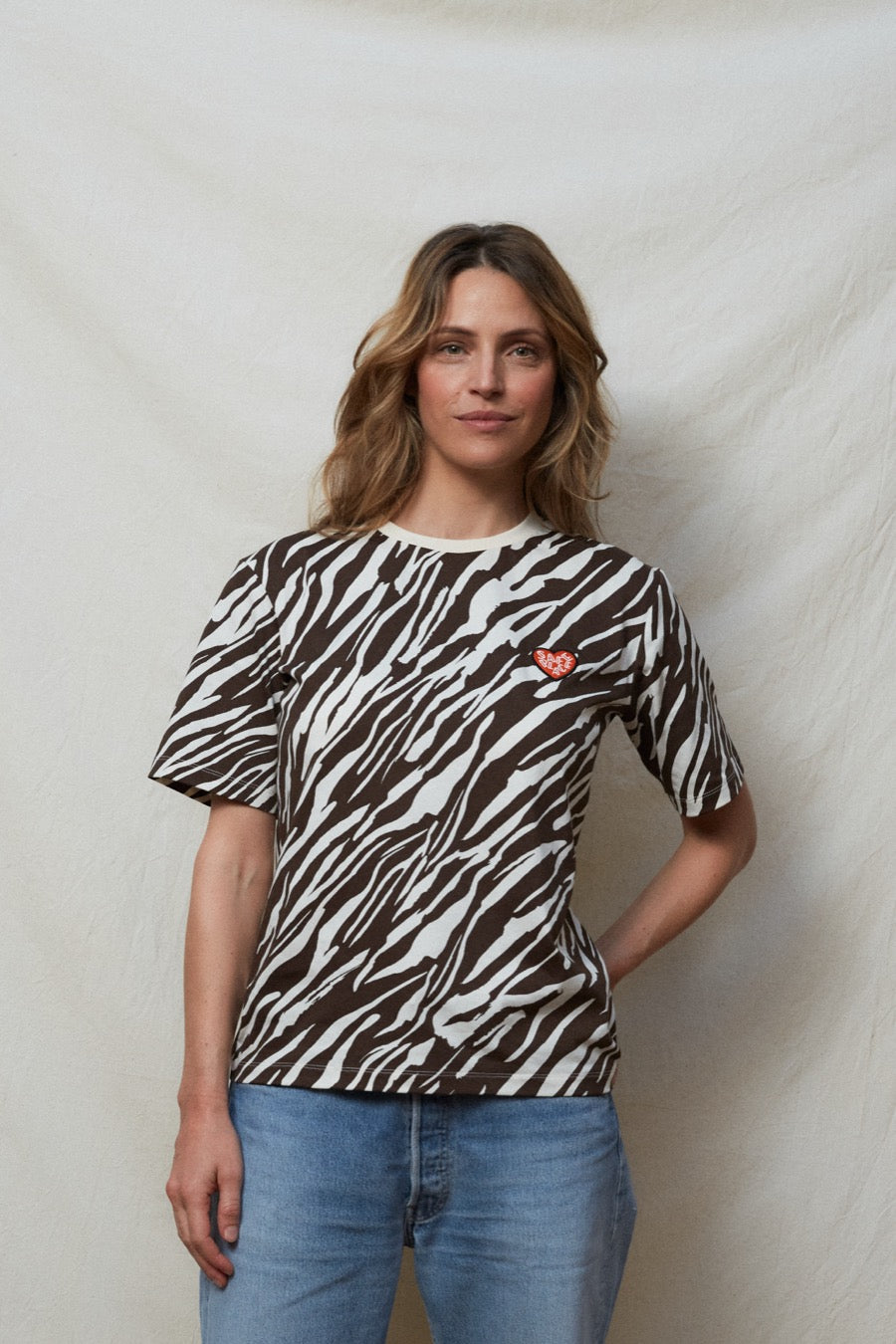 fr:Romaine mesure 1m71 et porte une taille S, en:Romaine is 1m71 and wears a size S, de:Romaine ist 1m71 und trägt Größe S