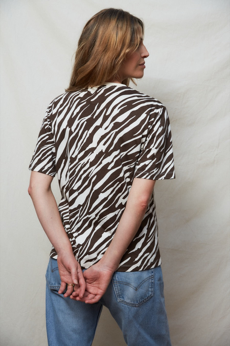 fr:Romaine mesure 1m71 et porte une taille S, en:Romaine is 1m71 and wears a size S, de:Romaine ist 1m71 und trägt Größe S