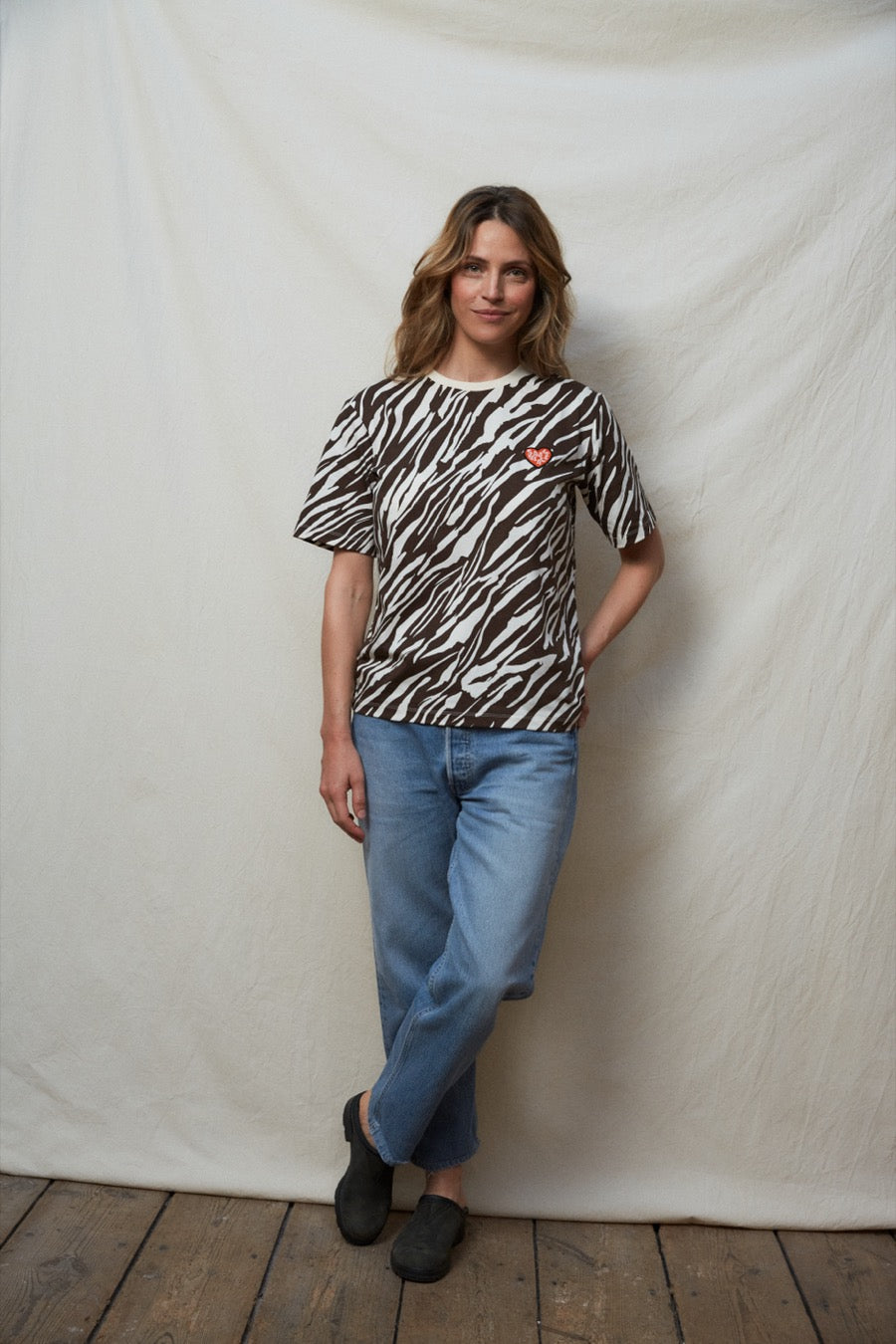 fr:Romaine mesure 1m71 et porte une taille S, en:Romaine is 1m71 and wears a size S, de:Romaine ist 1m71 und trägt Größe S