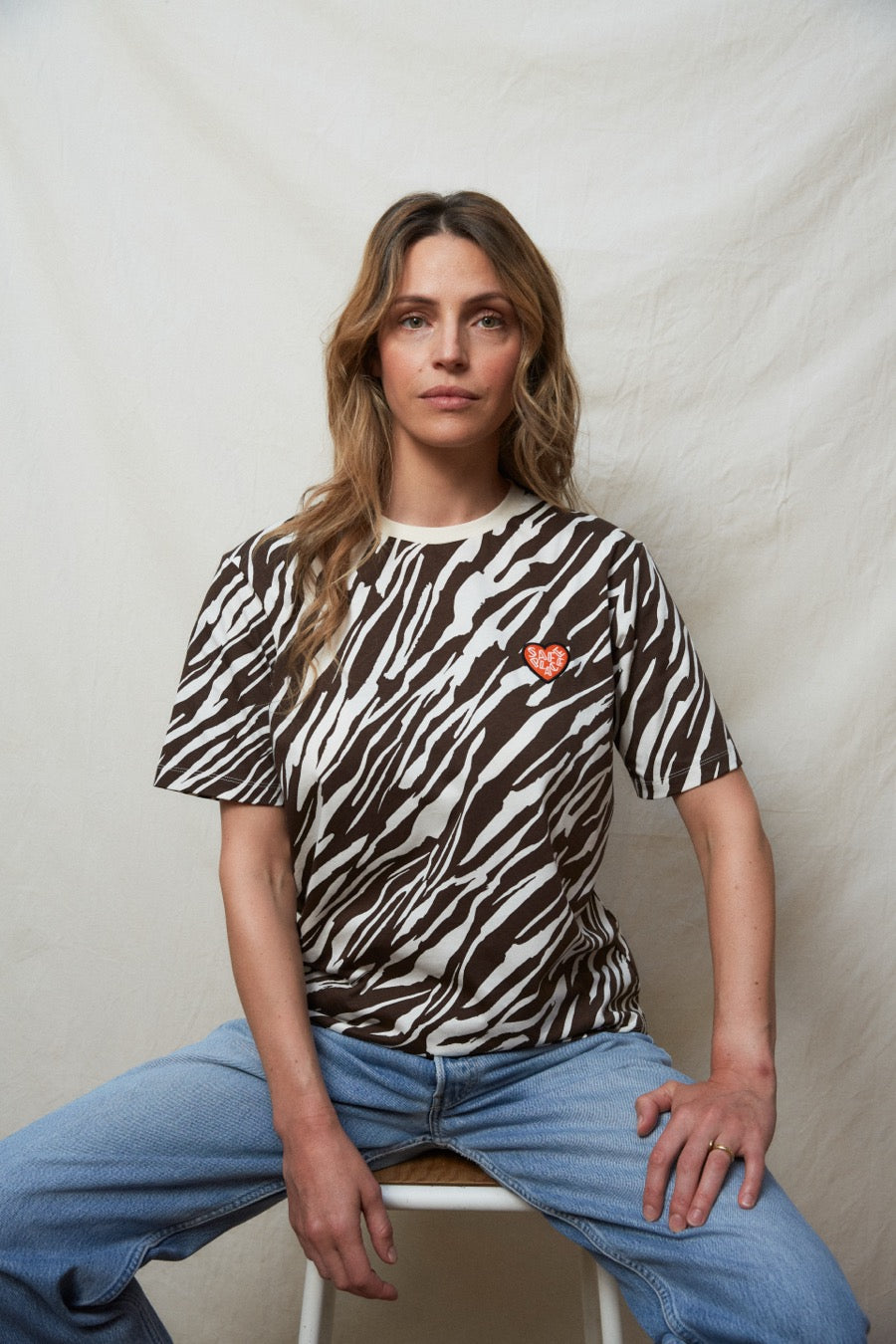 fr:Romaine mesure 1m71 et porte une taille S, en:Romaine is 1m71 and wears a size S, de:Romaine ist 1m71 und trägt Größe S