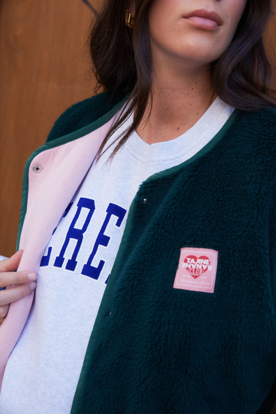 fr:Angela mesure 1m74 et porte une taille 1, en:Angela is 1m74 and wears a size 1, de:Angela ist 1m74 und trägt Größe 1