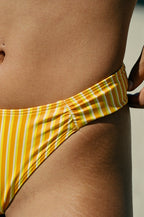 fr:Shahed porte une taille 36, en:Shahed wears a size 36, de:Shahed trägt Größe 36