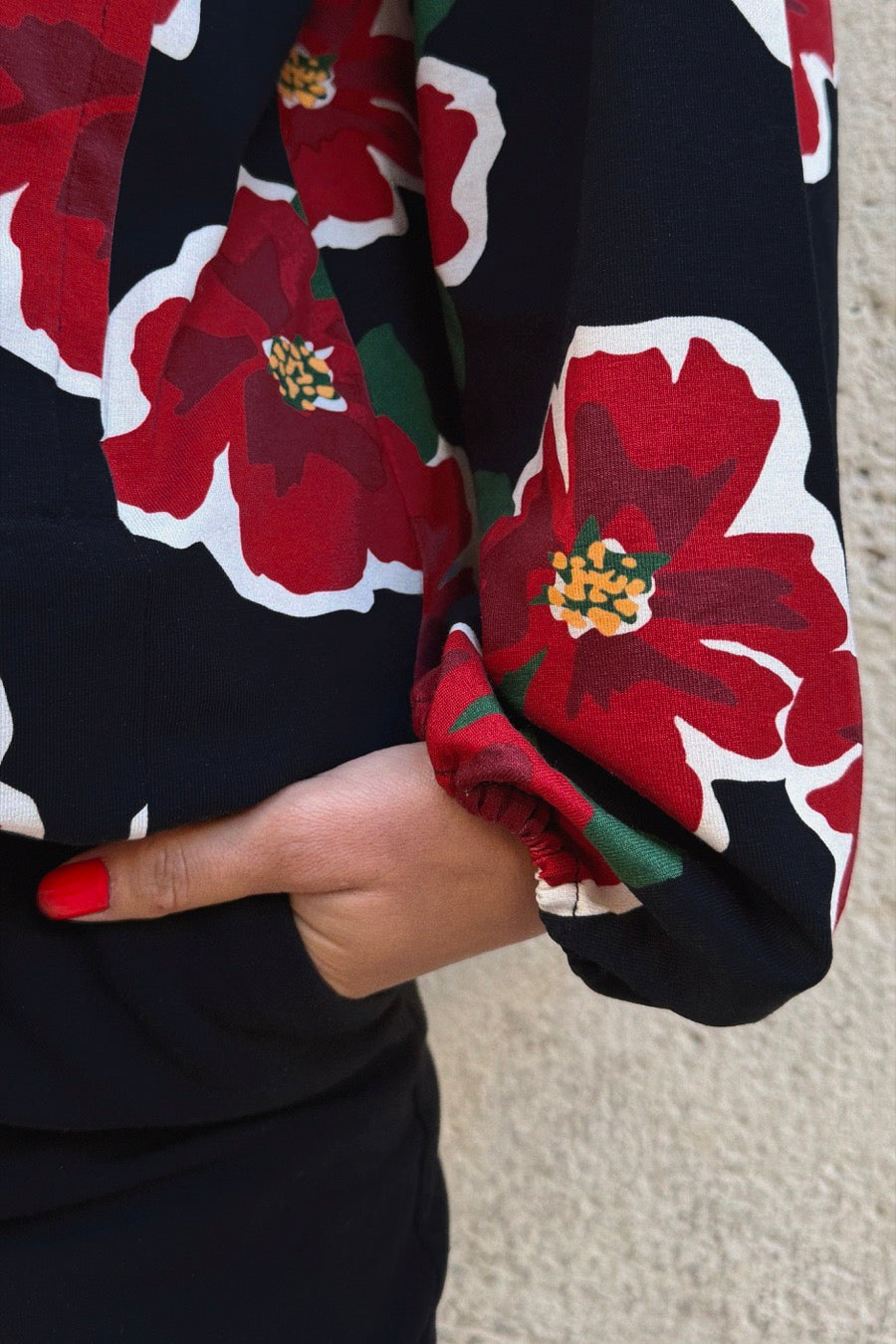 fr:Romaine mesure 1m71 et porte une taille M, en:Romaine is 1m71 and wears a size M, de:Romaine ist 1m71 und trägt Größe M