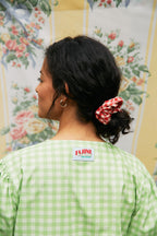 fr:Meline porte une taille S, en:Meline wears a size S, de:Meline trägt Größe S