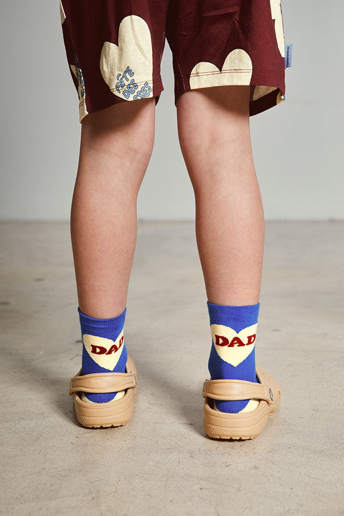 fr:Shahed porte une taille S, en:Shahed wears a size S, de:Shahed trägt Größe S