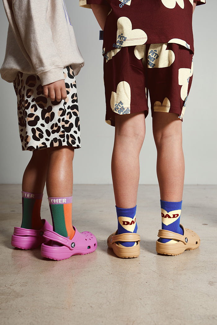 fr:Claudia porte une taille M, en:Claudia wears a size M, de:Claudia trägt Größe M