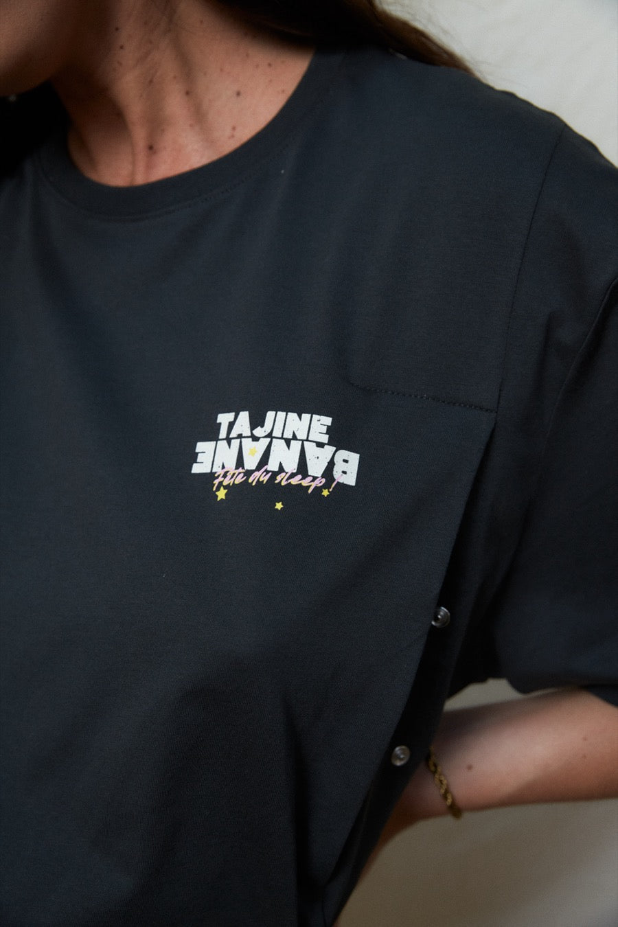 fr:Angela mesure 1m74 et porte une taille M, en:Angela is 1m74 and wears a size M, de:Angela ist 1m74 und trägt Größe M