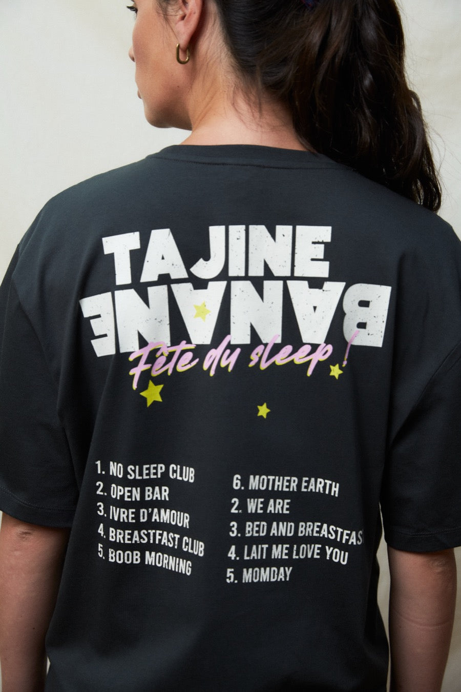 fr:Angela mesure 1m74 et porte une taille M, en:Angela is 1m74 and wears a size M, de:Angela ist 1m74 und trägt Größe M