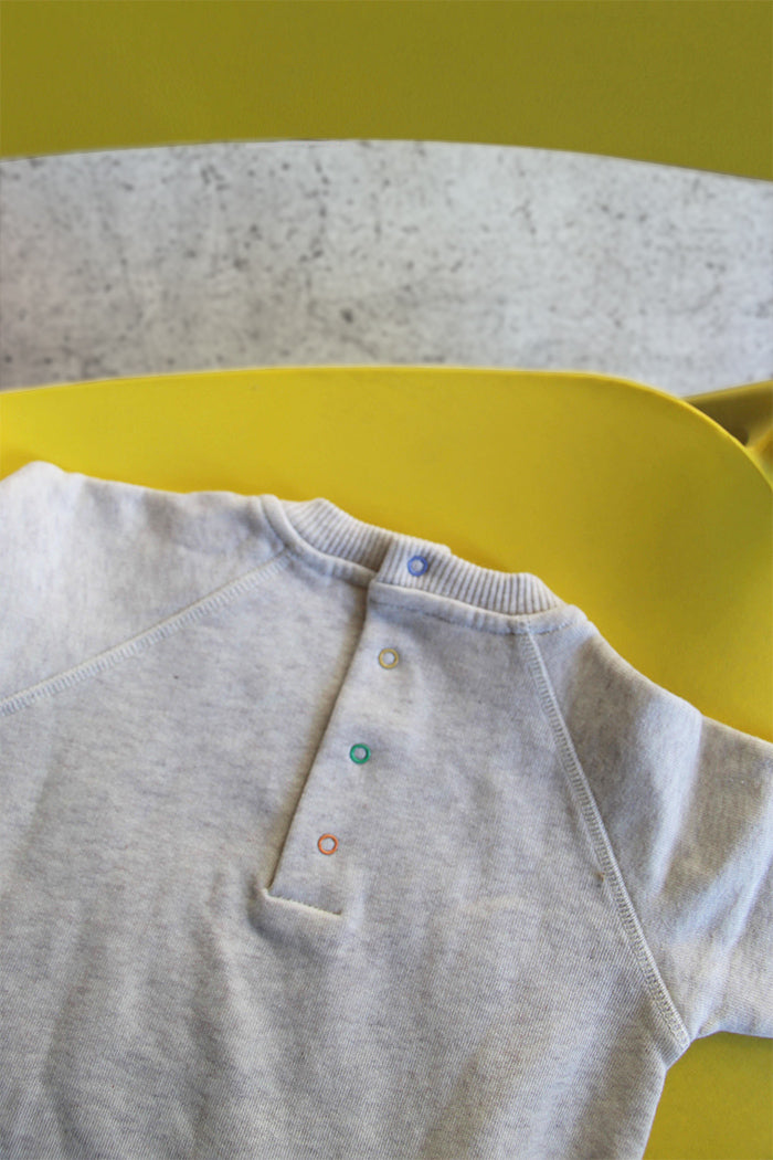 fr:Shahed porte une taille 36, en:Shahed wears a size 36, de:Shahed trägt Größe 36