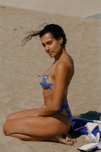 fr:Shahed porte une taille 36, en:Shahed wears a size 36, de:Shahed trägt Größe 36