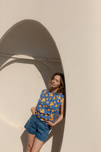 fr:Claudia porte une taille M, en:Claudia wears a size M, de:Claudia trägt Größe M