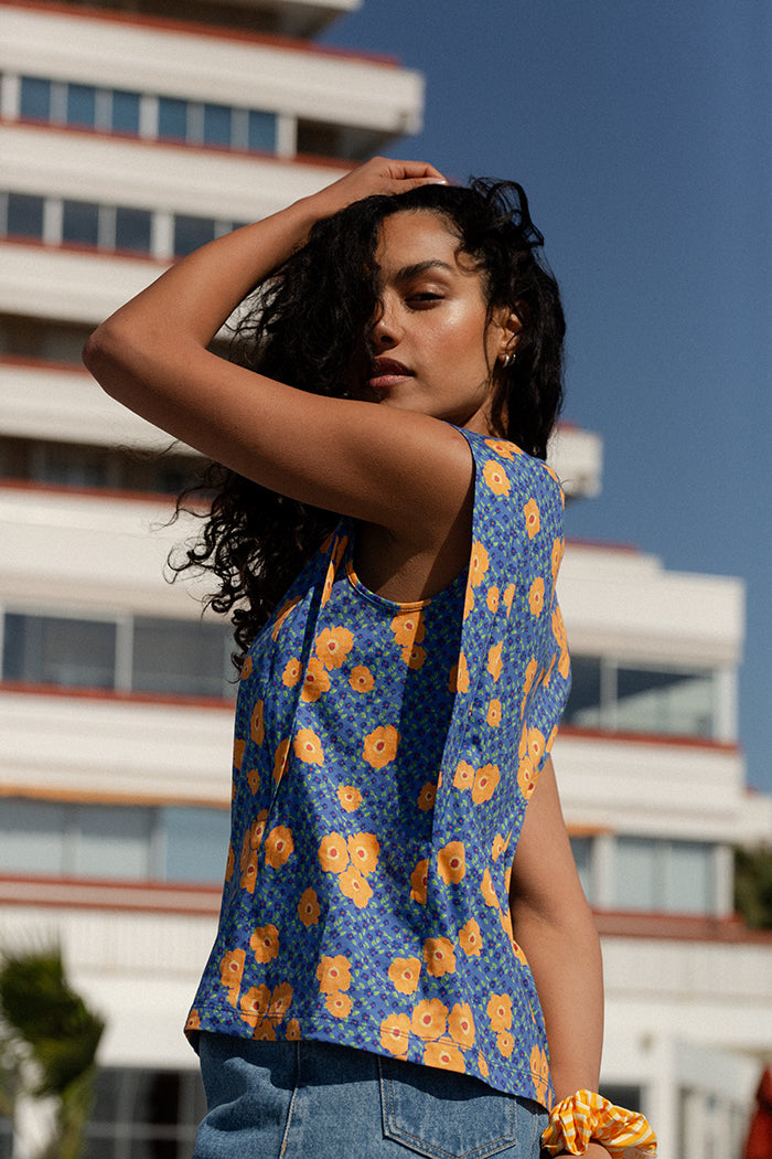 fr:Shahed porte une taille S, en:Shahed wears a size S, de:Shahed trägt Größe S