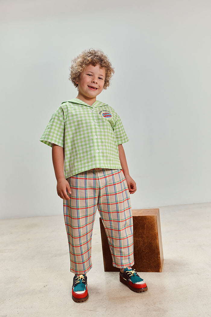 fr:Ernest porte une taille 7-8, en:Ernest wears a size 7-8, de:Ernest trägt Größe 7-8