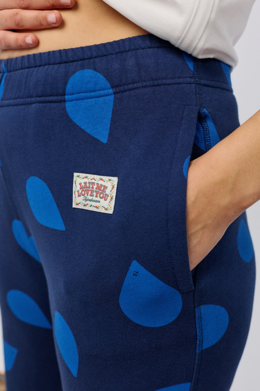 fr:Jeanne mesure 1m66 et porte une taille 2, en:Jeanne is 1m66 and wears a size 2, de:Jeanne ist 1m66 und trägt Größe 2