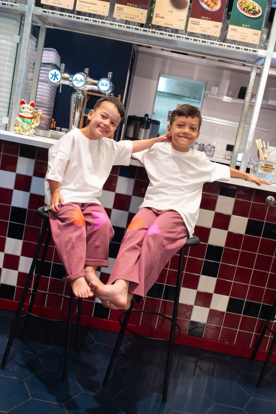 fr:Marius porte une taille 3-4, en:Marius wears a size 3-4, de:Marius trägt Größe 3-4