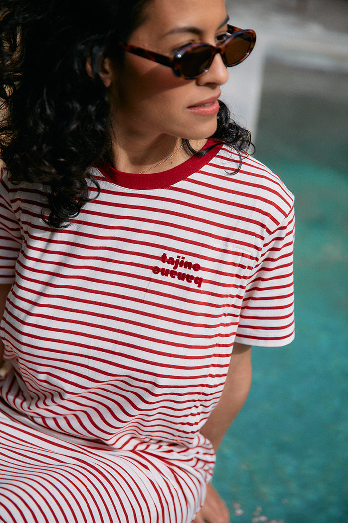 fr:Meline porte une taille S, en:Meline wears a size S, de:Meline trägt Größe S