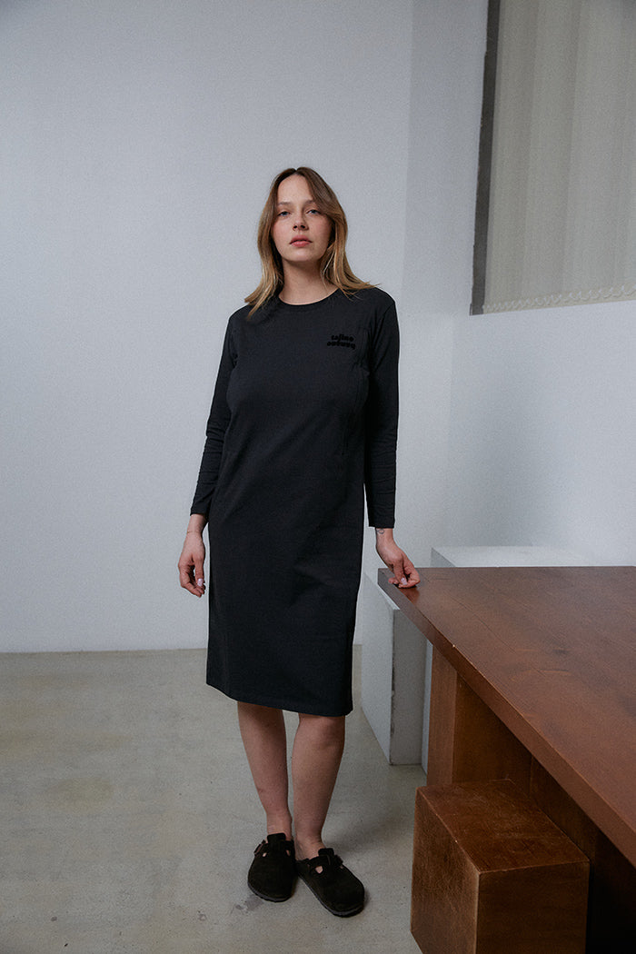 fr: Claudia porte une taille M, en: Claudia wears a size M, de: Claudia trägt Größe M