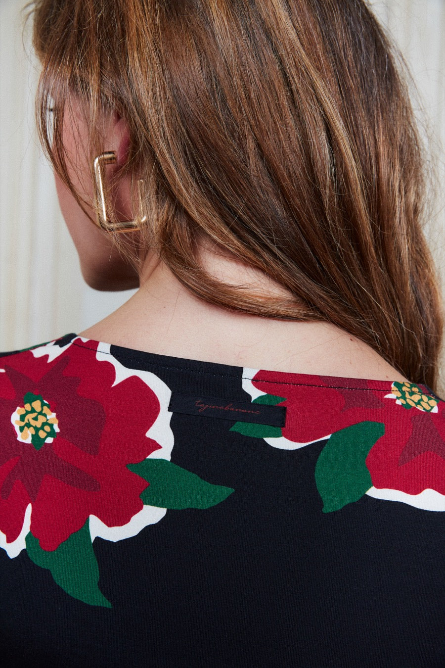 fr:Romaine mesure 1m71 et porte une taille S, en:Romaine is 1m71 and wears a size S, de:Romaine ist 1m71 und trägt Größe S