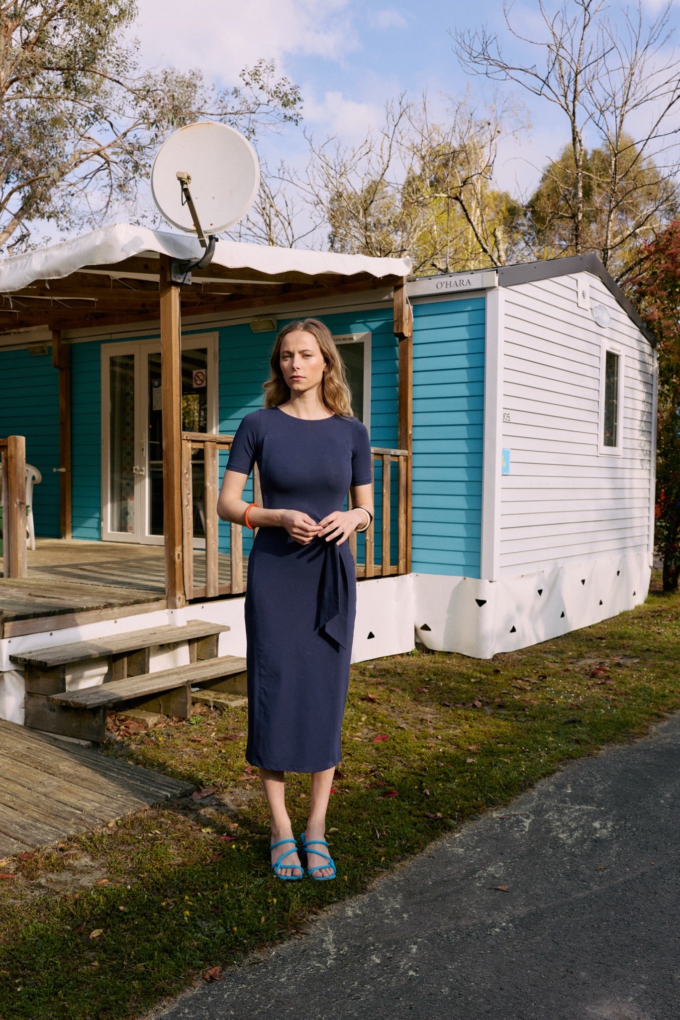 fr:Coline mesure 1m72 et porte une taille S, en:Coline is 1m72 and wears a size S, de:Coline ist 1m72 und trägt Größe S