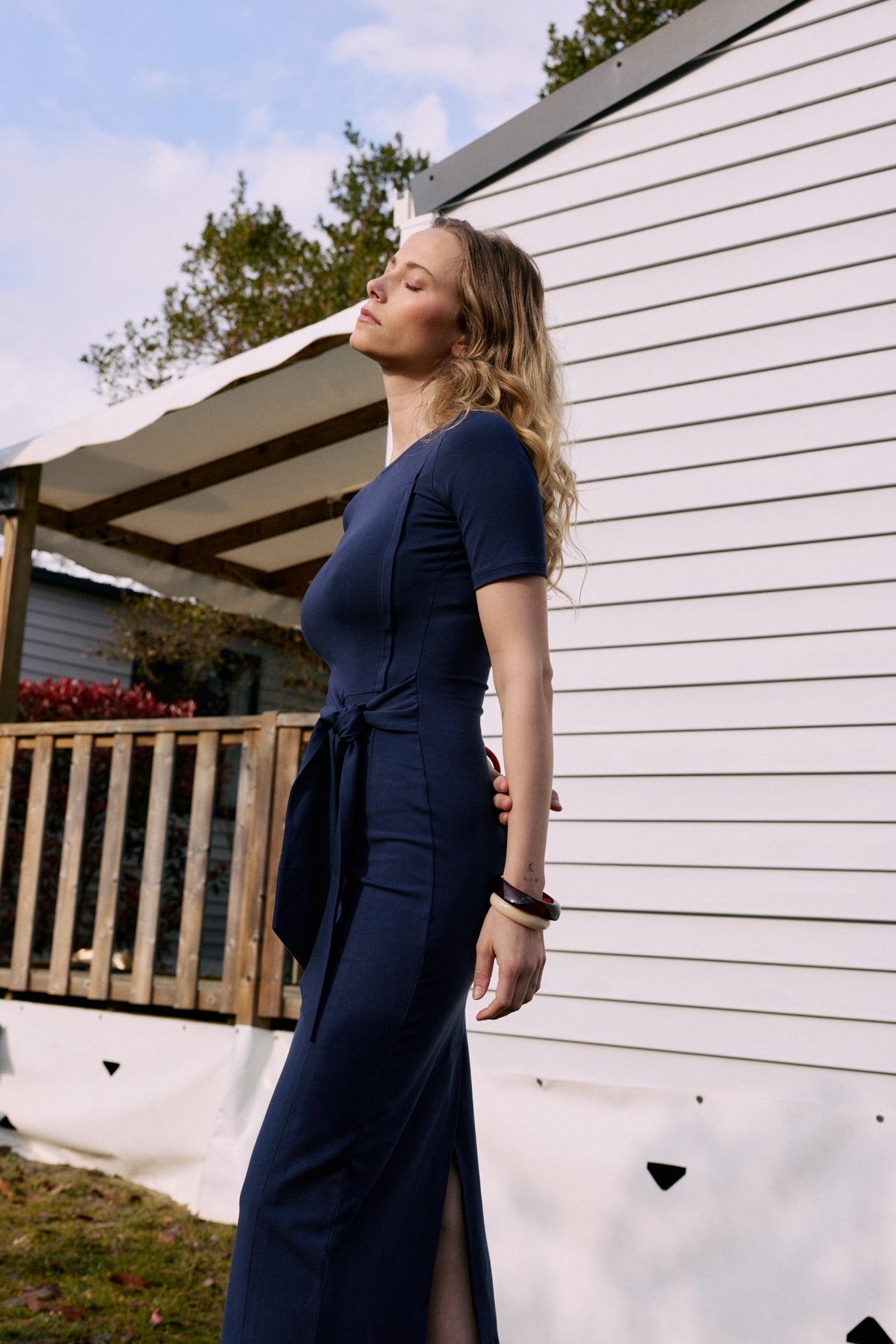 fr:Coline mesure 1m72 et porte une taille S, en:Coline is 1m72 and wears a size S, de:Coline ist 1m72 und trägt Größe S