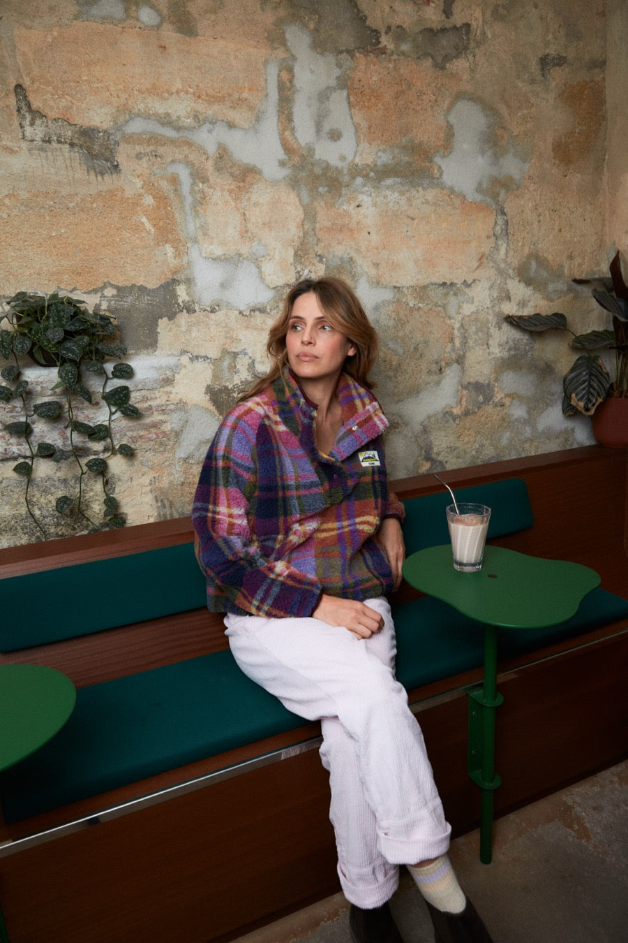 fr:Romaine mesure 1m71 et porte une taille M, en:Romaine is 1m71 and wears a size M, de:Romaine ist 1m71 und trägt Größe M