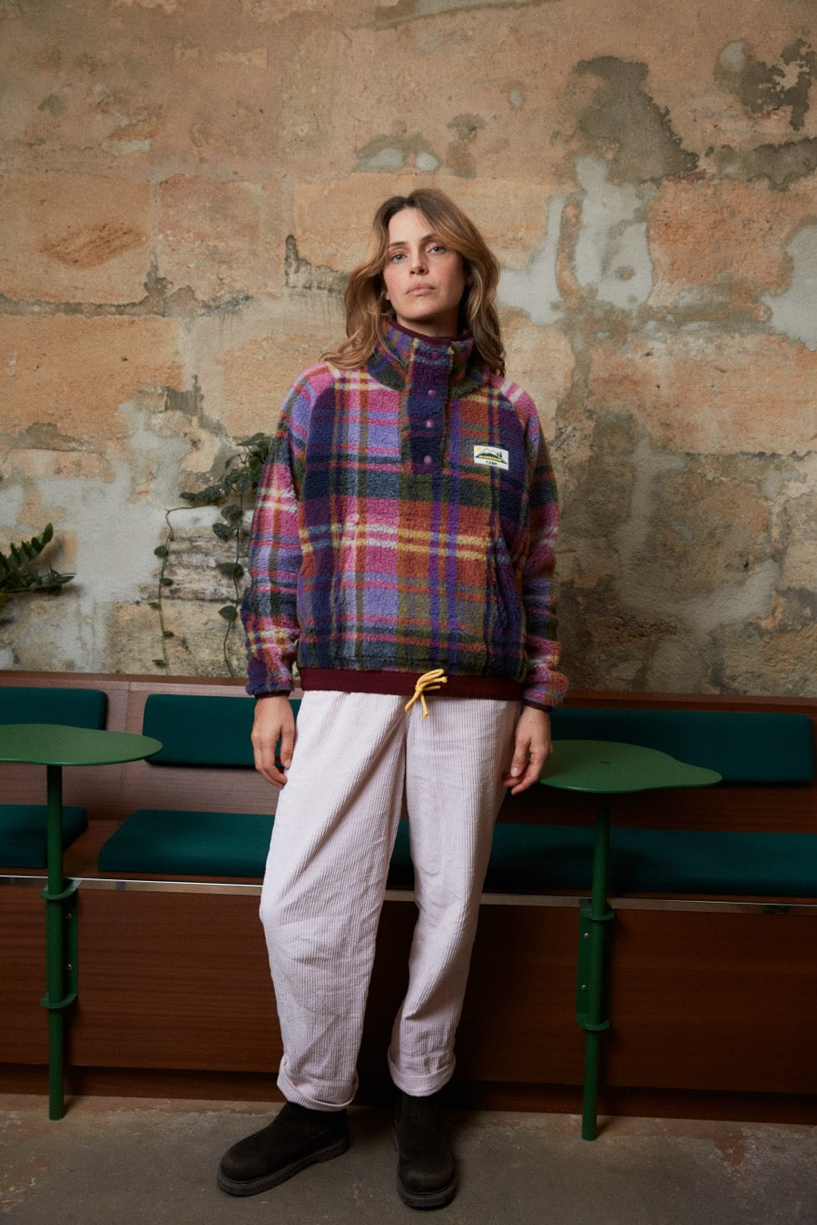 fr:Romaine mesure 1m71 et porte une taille M, en:Romaine is 1m71 and wears a size M, de:Romaine ist 1m71 und trägt Größe M