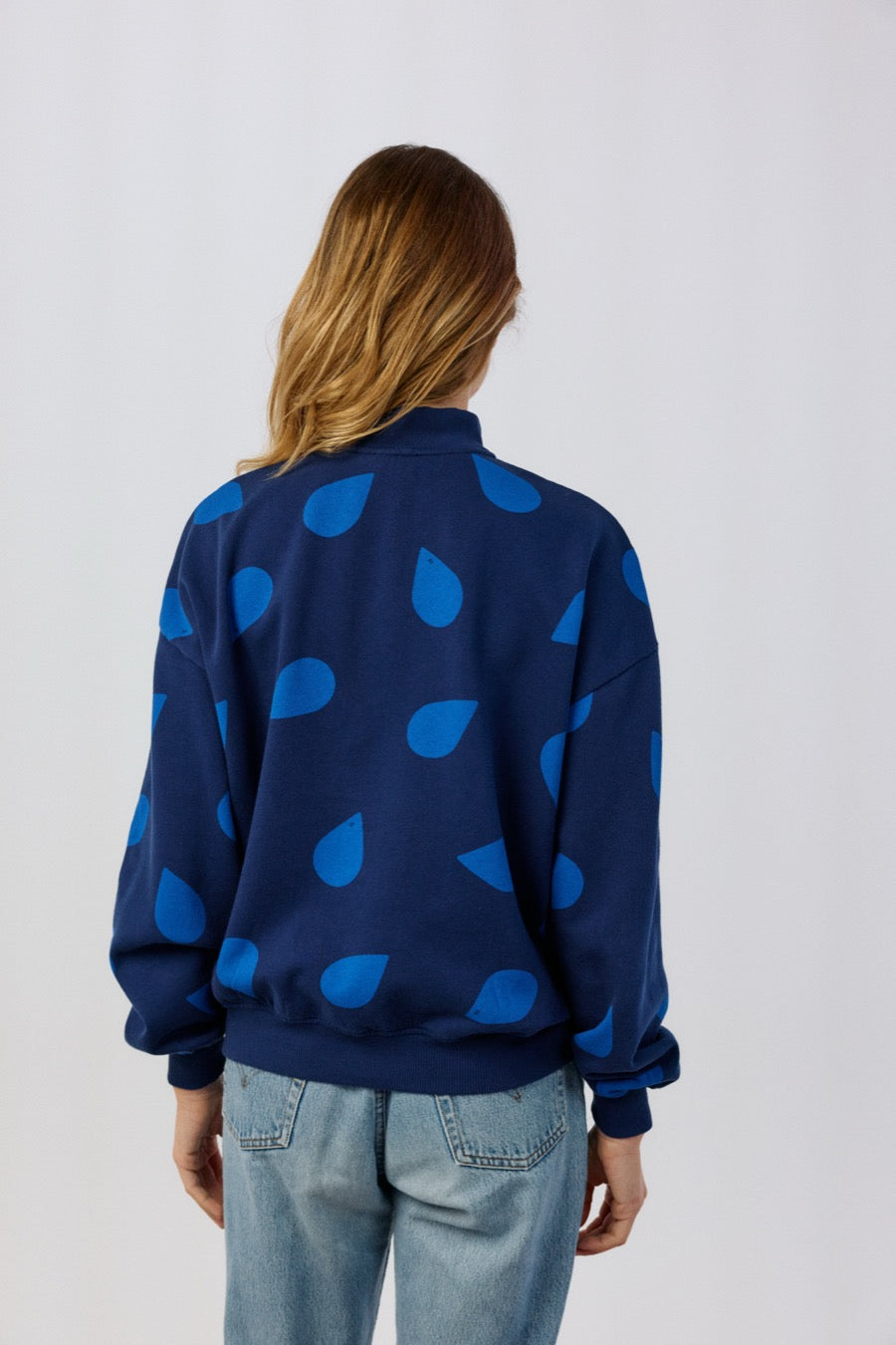 fr:Violette mesure 1m73 et porte une taille M, en:Violette is 1m73 and wears a size M, de:Violette ist 1m73 und trägt Größe M