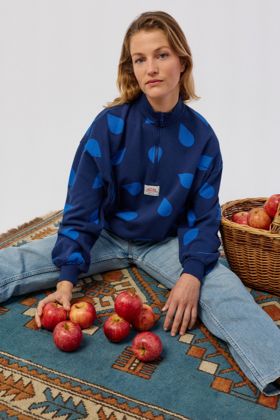 fr:Violette mesure 1m73 et porte une taille M, en:Violette is 1m73 and wears a size M, de:Violette ist 1m73 und trägt Größe M