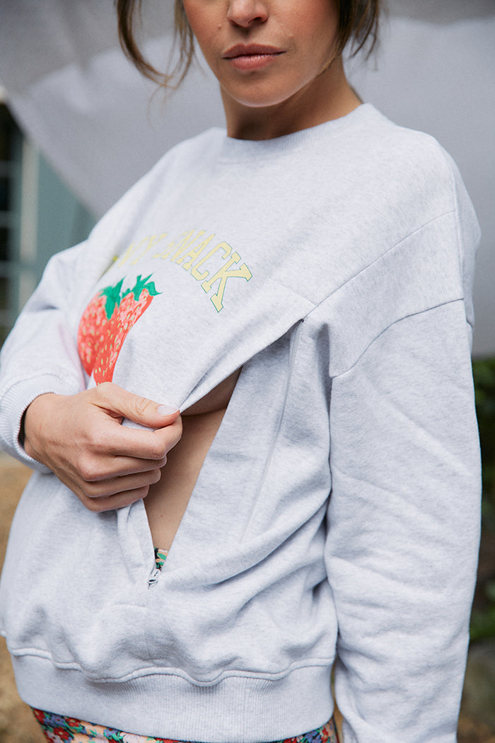 fr:Romaine porte une taille M, en:Romaine wears a size M, de:Romaine trägt Größe M