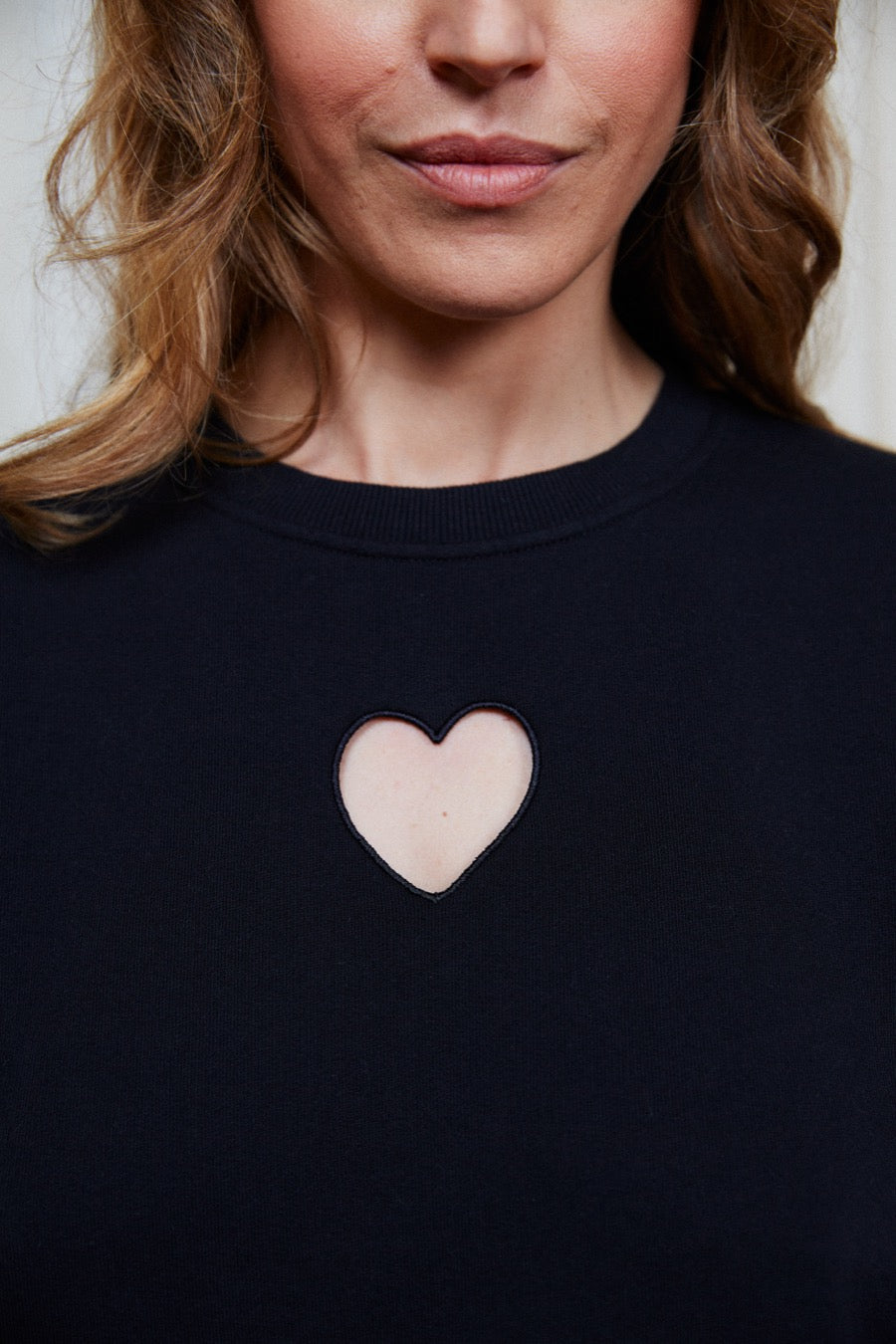 fr:Romaine mesure 1m71 et porte une taille S, en:Romaine is 1m71 and wears a size S, de:Romaine ist 1m71 und trägt Größe S