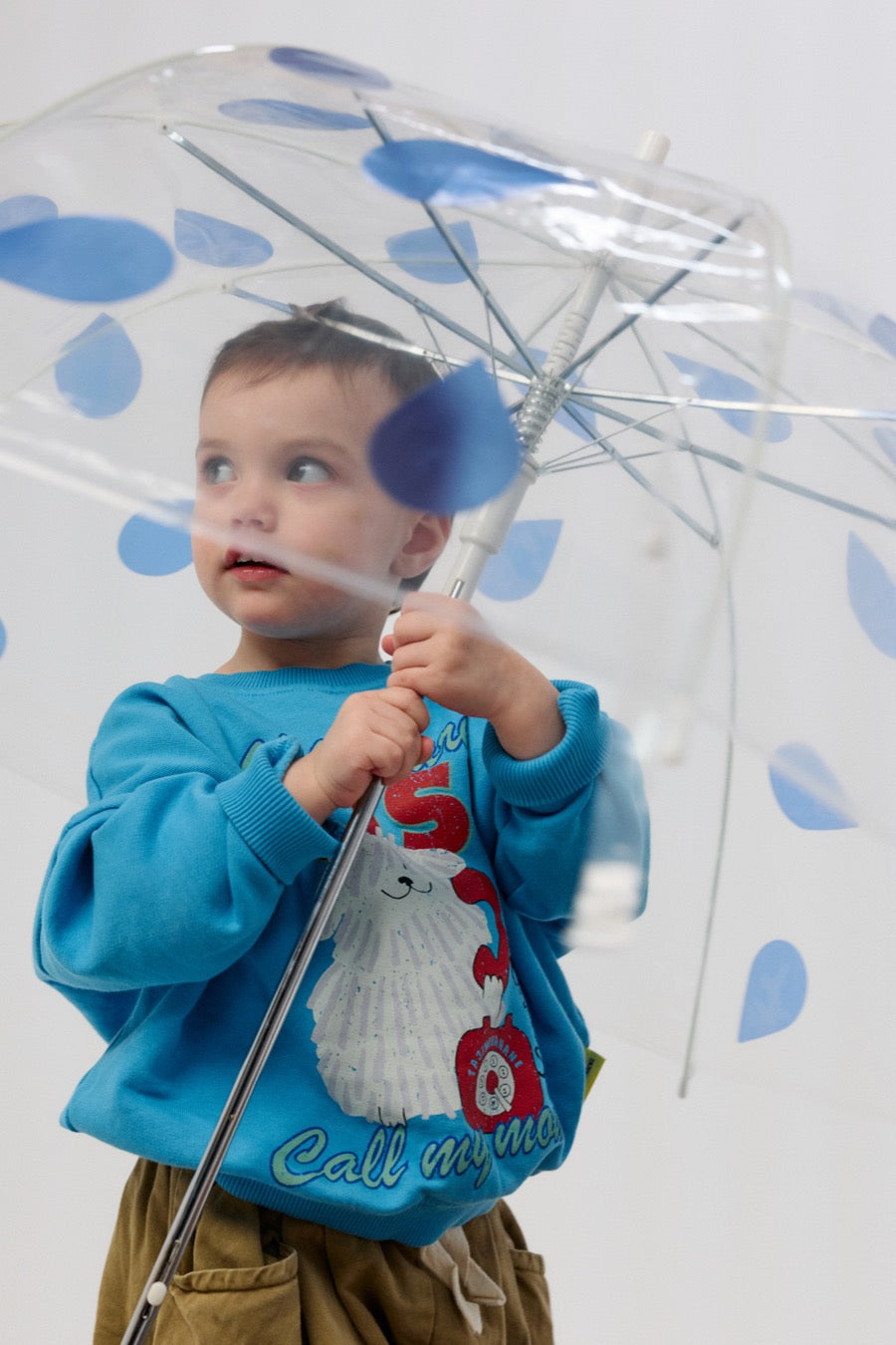 fr:Romy porte une taille 2, en:Romy wears a size 2, de:Romy trägt Größe 2