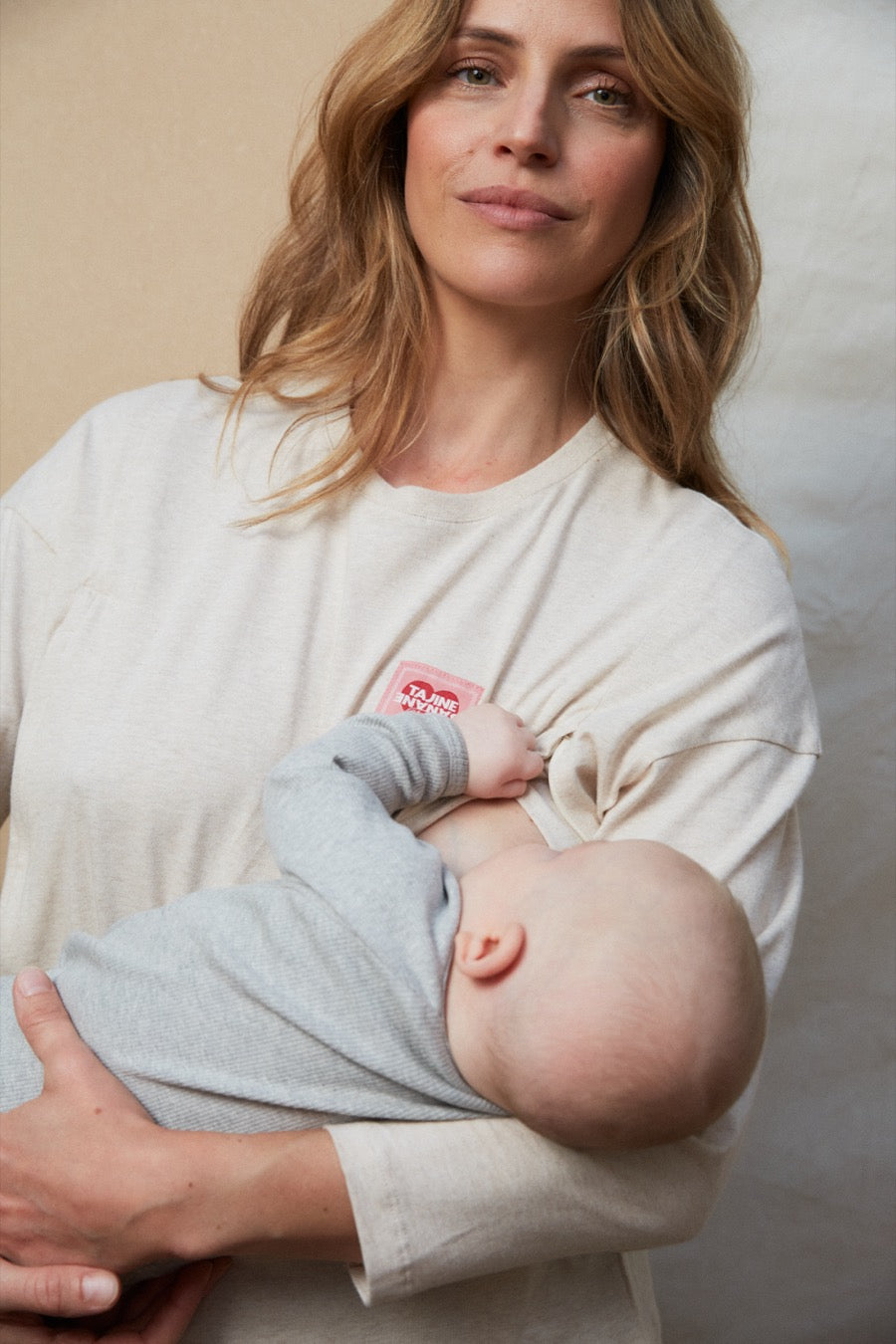 fr:Romaine mesure 1m71 et porte une taille S, en:Romaine is 1m71 and wears a size S, de:Romaine ist 1m71 und trägt Größe S