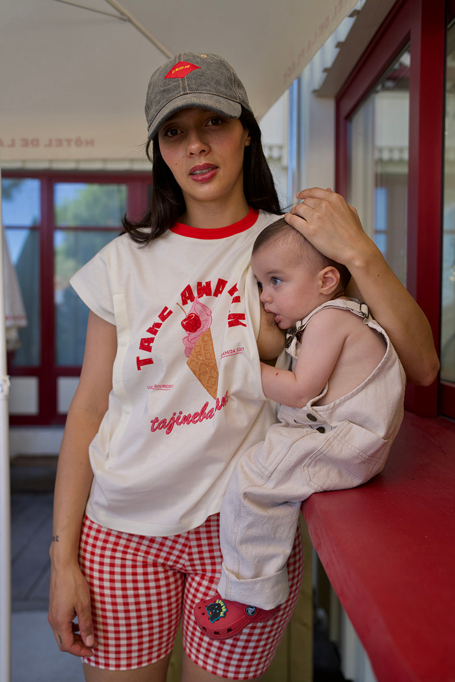 fr:Jeanne mesure 1m66 et porte une taille M, en:Jeanne is 1m66 and wears a size M, de:Jeanne ist 1m66 und trägt Größe M