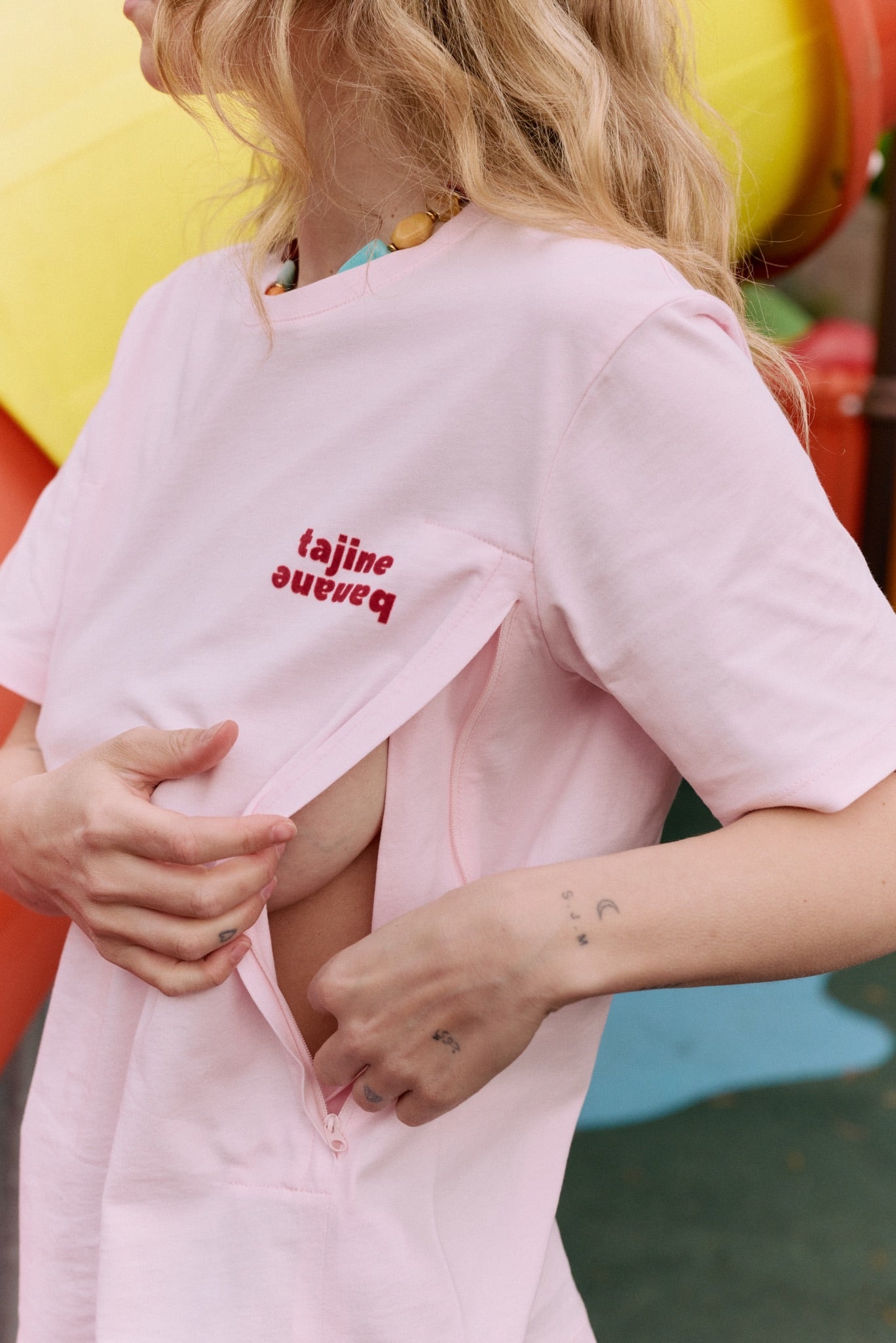 fr:Coline mesure 1m72 et porte une taille S, en:Coline is 1m72 and wears a size S, de:Coline ist 1m72 und trägt Größe S