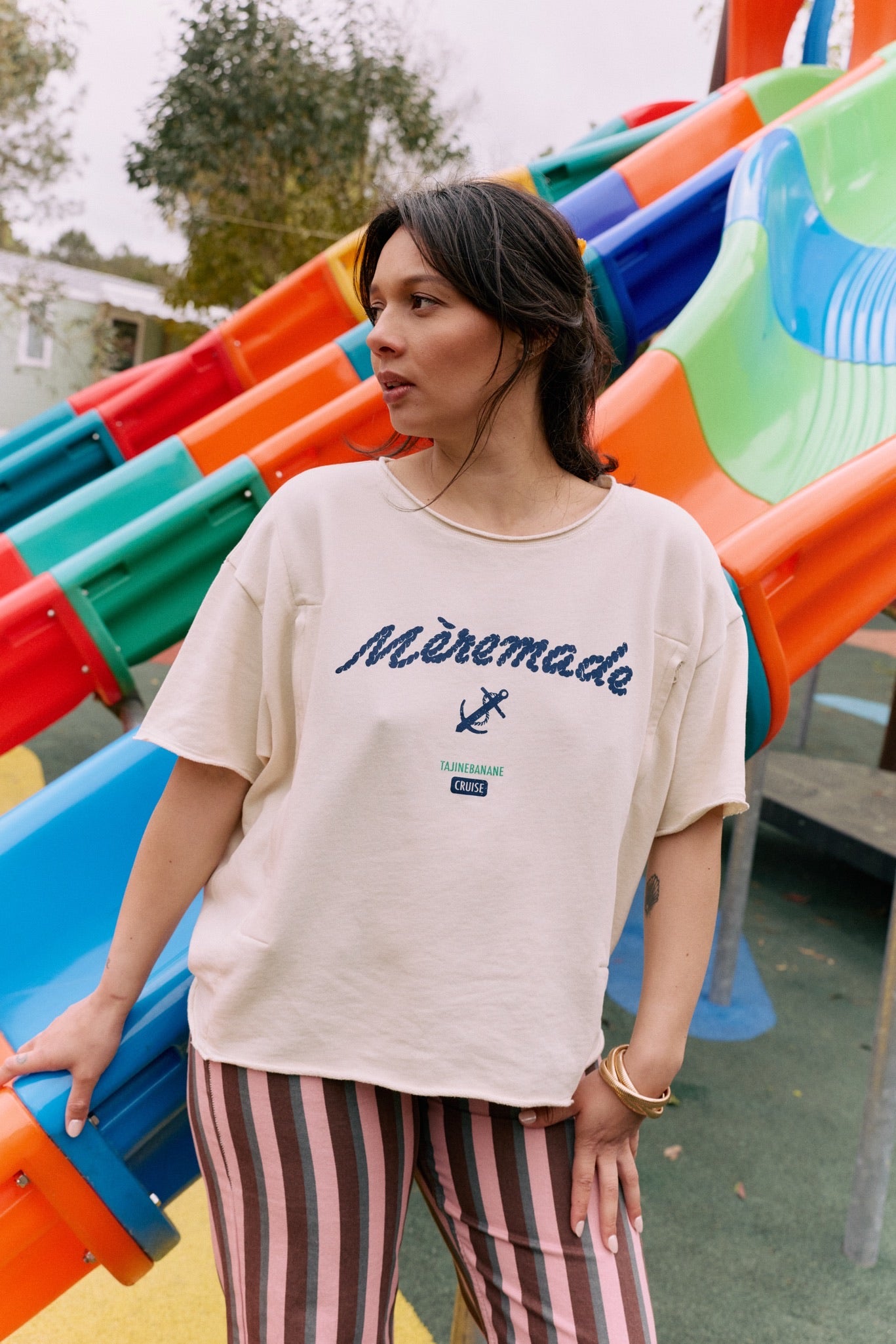 fr:Jeanne mesure 1m70 et porte une taille L, en:Jeanne is 1m70 and wears a size L, de:Jeanne ist 1m70 und trägt Größe L