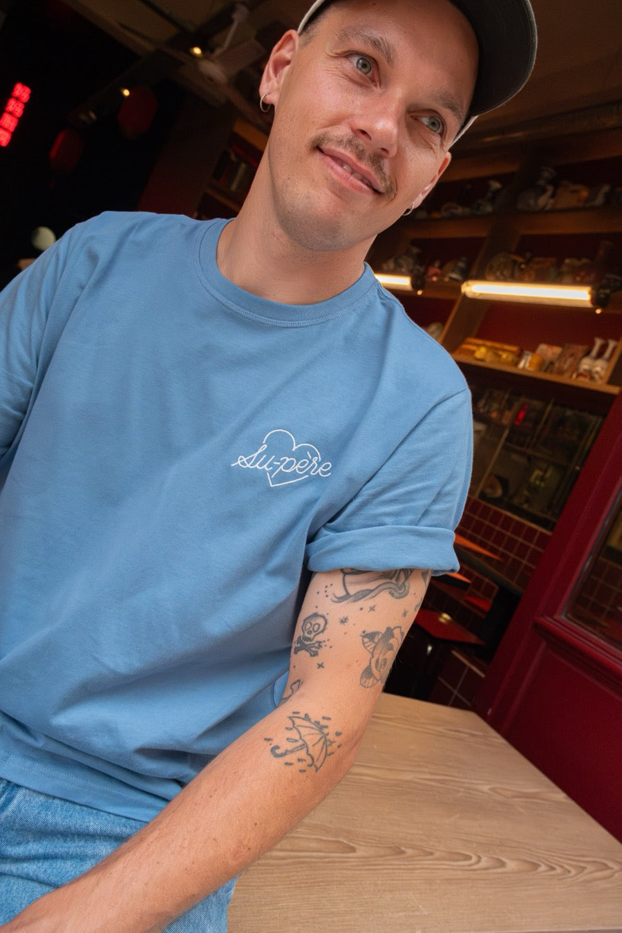 fr:Baptiste mesure 1m84 et porte une taille XL, en:Baptiste is 1m84 and wears a size XL, de:Baptiste ist 1m84 und trägt Größe XL