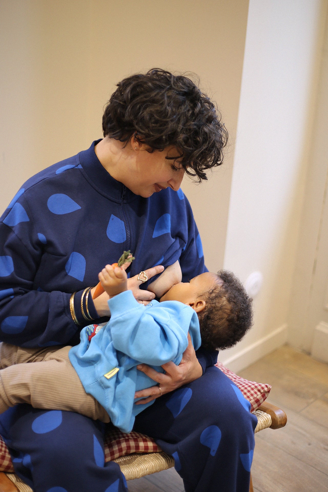 fr:Manon mesure 1m63 et porte une taille M, en:Manon is 1m63 and wears a size M, de:Manon ist 1m63 und trägt Größe M