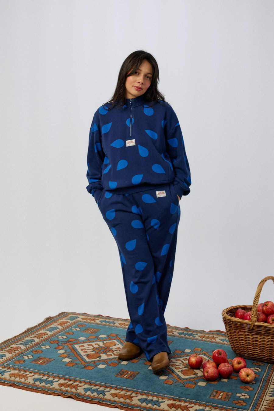 fr:Jeanne mesure 1m66 et porte une taille M, en:Jeanne is 1m66 and wears a size M, de:Jeanne ist 1m66 und trägt Größe M