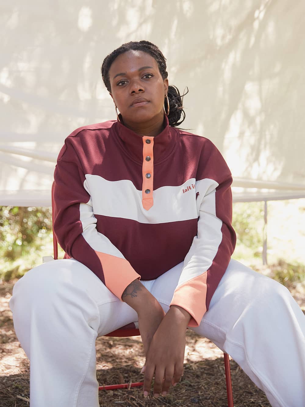 Pull d'allaitement empiècement bordeaux - Tajinebanane ⏐ fr:Tiffany mesure 1m78 et porte une taille XXL, en:Tiffany is 1m78 and wears a size XXL, de:Tiffany ist 1.78m und trägt Größe XXL